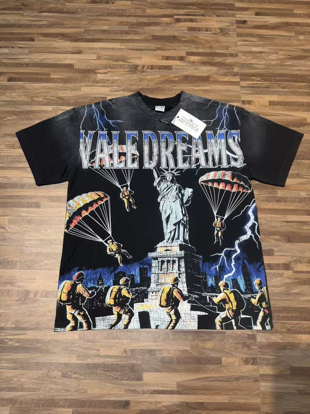 VALLEY Statue of Liberty Parachute Graphic T-Shirt
