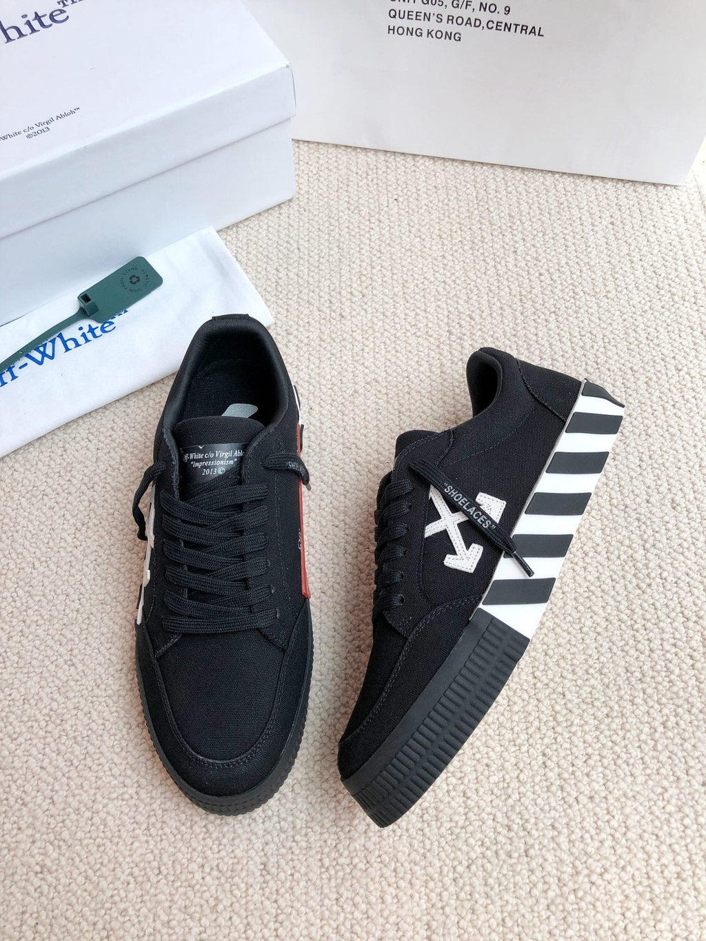 Off-White Arrow Graphic Low-Top Sneakers