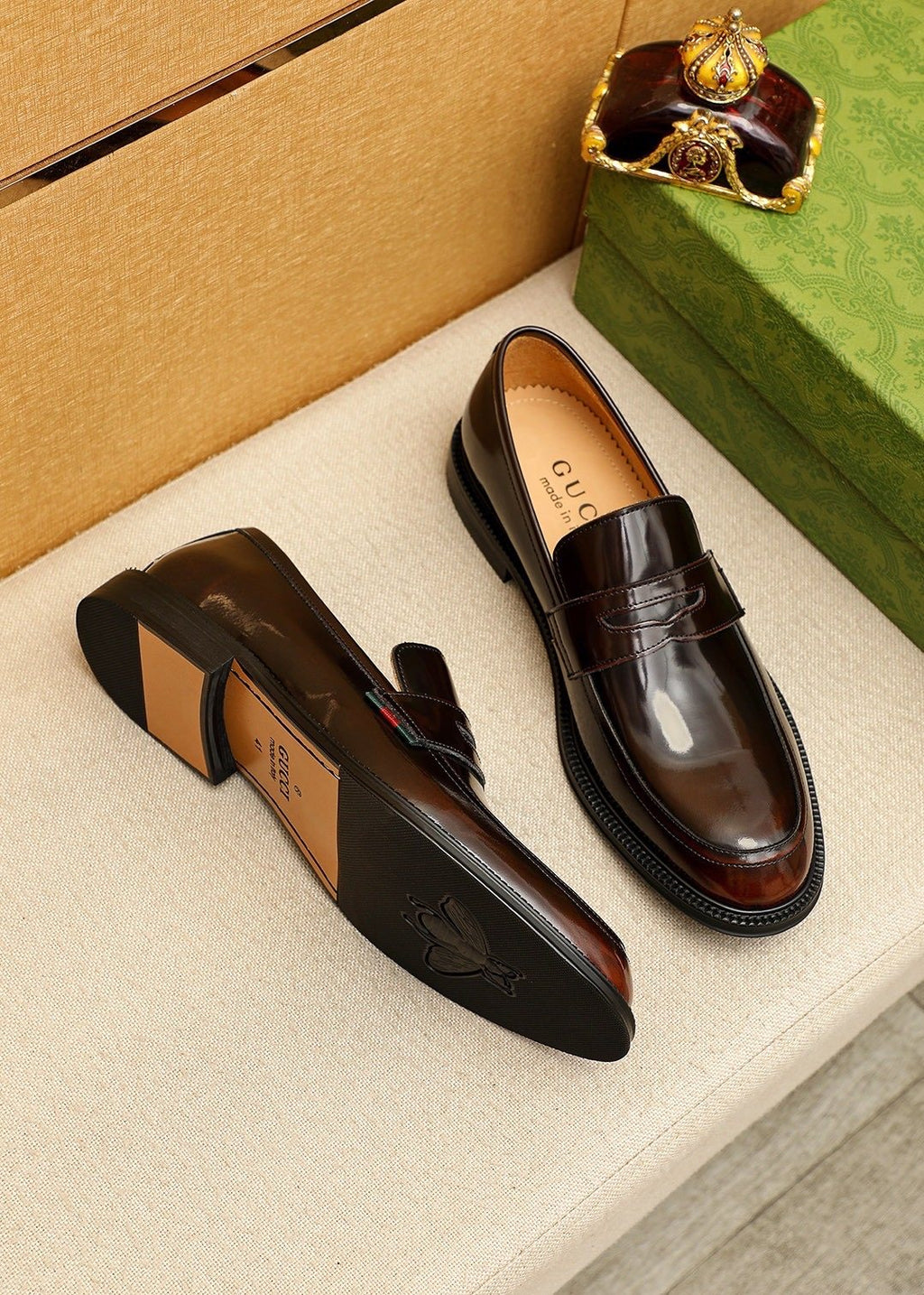 GUCCI Glossy Strap Loafers