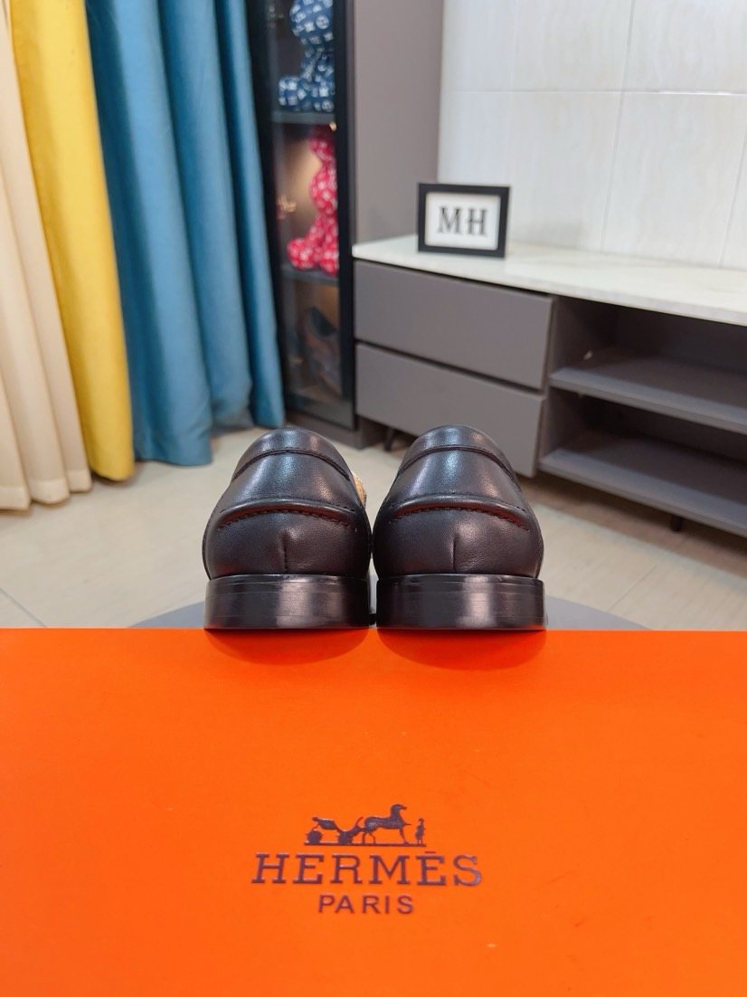 Hermès Textured Contrast-Trim Loafers