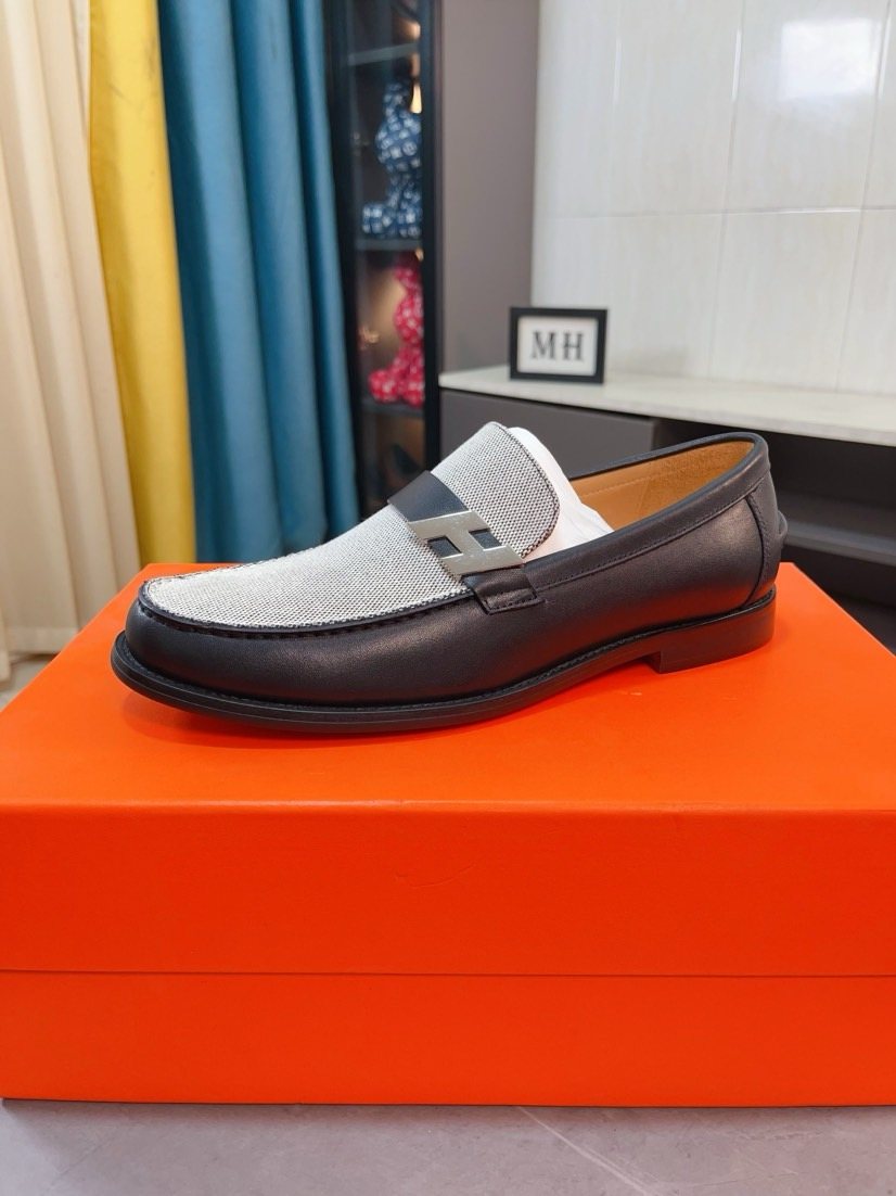 Hermès Textured Contrast-Trim Loafers